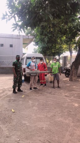 Babinsa Desa Rejeni laksanakan giat pendampingan Penyemprotan Fogging