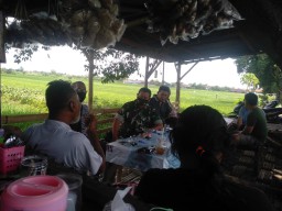 Aktif Danramil 0816/05 Tulangan Laksanakan Komsos Dengan Warga