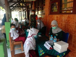 BABINSA KRIAN PENDAMPINGAN PROGRAM VAKSIN DI SD JATIKALANG 1 KRIAN