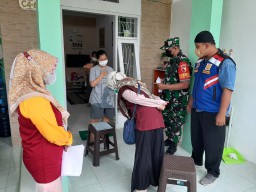 Babinsa 0816/03 Buduran Dampingi Bidan Desa Laksanakan Tracing