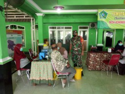 Suksekan Vaksinasi Booster, Babinsa Ramil 05 Tulangan dampingi vaksin
