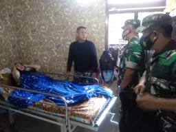 Kasdim 0816/Sidoarjo jenguk Isteri Prajurit yang Sakit