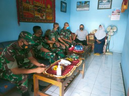 Wujud kepedulian,Kasdim 0816/Sda jenguk Babinsa 05/Tulangan yang sakit