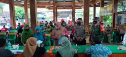 Babinsa Koramil 0816/09 Krian Dampingi Penyaluran BLT dari Kemensos