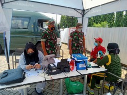 Babinsa 0816/03 Buduran dampingi posko vaksin booster di rest area