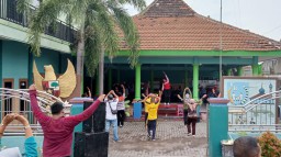 Anggota Koramil 06 Tanggulangin Senam SKJ Bersama di Ds Penatarsewu
