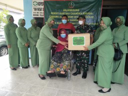 Sambut HUT Persit KCK ke 76, Anjangsana pada anggota Persit yang sakit