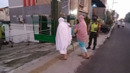 Babinsa Koramil 0816/06 Tanggulangin Ikut Pantau Dan Amankan Sholat Idul Fitri 1 Syawal 1443 H*