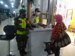 Babinsa Koramil 0816/05 Tulangan Melaksanakan Pengamanan di Pos Pam Mudik Lebaran 1443 H tahun 2022
