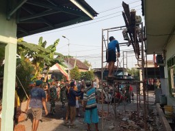 Kerja dihari minggu, Satgas TMMD Sidoarjo sigap bantu bangun rumah warga.