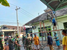 TNI Bersama masyarakat gotong royong bangun Tempat Ibadah