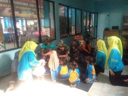 Tingkatkan hobby gemar membaca bersama Satgas TMMD ke 114 Kodim 0816/Sidoarjo