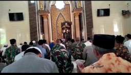 Anggota Ramil0816/07 Krembung Beserta Anggota TMMD ke 114 melaksanakan Sholat Jum'at Bersama Warga ds Rejeni.