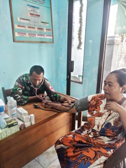 Tim Kesehatan Satgas TMMD Sidoarjo rutin lakukan pengecekan kesehatan anggota