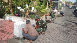 Wujudkan lingkungan sehat, TNI bersama masyarakat lakukan karya bakti