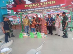 TNI dan Dinsos Sidoarjo serahkan baksos sembako pada warga rejeni