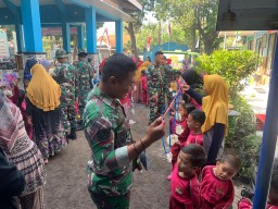 Satgas TMMD bersama anak-anak ikut meriahkan HUT kemerdekaan RI ke 77 Tahun 2022