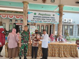 Babinsa Koramil 14/Taman mendampingi kegiatan penyaluran BLT DD di Desa Gilang