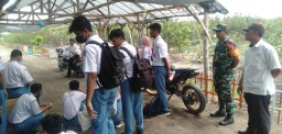 Babinsa Koramil 0816/05 Dampingi Kegiatan Projek Siswa Siswi SMAN 4 Sidoarjo Didesa Binaan