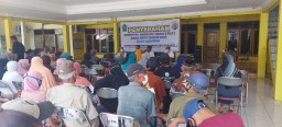 Babinsa & Bhabinkamtibmas Dampingi Penyaluran BLT-DD Tahap III TA.2022 Pada Warga Desa Kebaron Kec Tulangan, Kab Sidoarjo