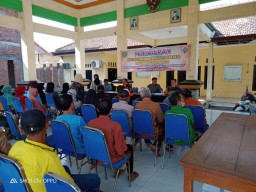 Babinsa Ramil 0816/13 Mendampingi Pembagian BLT-DD Desa Mojorengagung