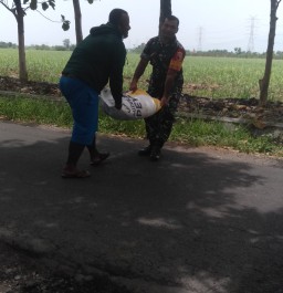 PUPUK KEMANUNGGALAN TNI-RAKYAT BABINSA SENANTIASA BANTU KESULITAN RAKYAT