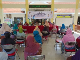 Babinsa Desa Sawocangkring Ramil 0816/13 Lakukan Pendampingan Pembagian BLT DD
