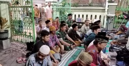 Anggota Babinsa Turut Hadir Pembacaan Surat Yasin Dan Tahlil di Rumah Duka Almarhum Day Ardiansyah