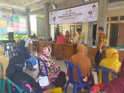 Babinsa Ramil 0816/13 Dampingi Penyaluran BLT-DD Pada Warga Desa Tanggul Kec Wonoayu
