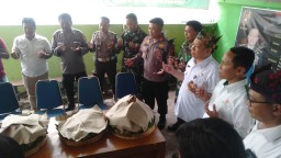 Kapolsek dan Camat Tulangan Berikan Tumpeng Ke Koramil 0816/05 Tulangan Saat HUT TNI ke 77