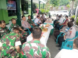 Forkopimka Kecamatan Krian berikan ucapan selamat HUT TNI ke 77 di Koramil 0816/09 Krian