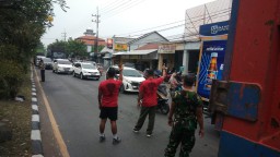 Penerapan 8 Wajib TNI, Anggota Babinsa Koramil 0816/06 Tanggulangin Bantu Warga Yang Sedang Kesulitan