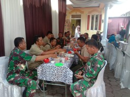 ANGGOTA RAMIL 0816/13 WONOAYU MENGHADIRI RESEPSI PERNIKAHAN SEBAGAI SARANA KOMSOS