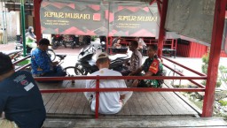 Babinsa Ramil 0816/13 Bersama Bhabinkamtibmas Melaksanakan Komsos di Warkop