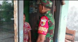 Saling Berbagi, Babinsa Koramil 05/Tulangan Blusukan Ke Dapur Warga - Berikan Bantuan Sembako ke Warga Kurang Mampu