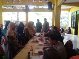 Serma Sukardi Babinsa Koramil 0816/05 Tulangan Monitoring Langsung Pendistribusian BLT