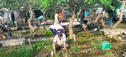Anggota Babinsa Koramil 0816/13 Kerja Bakti Pembersihan Makam