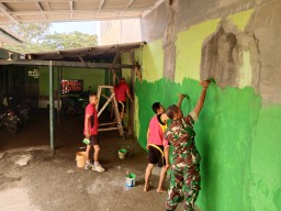 BENAHI PANGKALAN, KORAMIL 0816/16 WARU MELAKSANAKAN PENGECATAN BANGUNAN KORAMIL