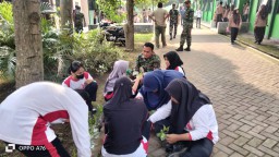 Anggota Ramil0816/07 Krembung Laksanakan Kegiatan Jum'at Bersih di SMAN Krembung