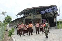 TANAMKAN DISIPLIN, BABINSA KORAMIL 15/SUKODONO LATIH PBB SISWA SMP NUFI SIDOARJO