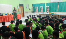 Peran Pembinaan Wilayah Babinsa Koramil 0816/11 Tarik Berikan Pembekalan Wasbang Kepada Siswa-siswi SMPN 1 Tarik