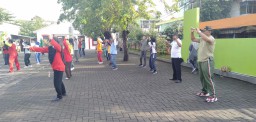 KORAMIL 0816/16 WARU BERSAMA FORKOPIMKA WARU MELAKSAKAN SENAM SKJ 88.DIHALAMAN PUSKESMAS WARIU DESA TROPODO KAB. SIDOARJO.
