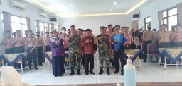 KORAMIL 0816/16 WARU SOSIALISASIKAN/MENGKAMPANYEKAN REKRUMEN TNI AD KE SEKOLAH SMA 1 NEGERI WARU.