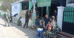 ANGGOTA KORAMIL 03 BUDURAN & KARYAWAN HOTEL ASTON SIDOARJO MEMBERIKAN BANTUAN DAN MELAKSNAKAN BERSIH BERSIH MUSHOLLA