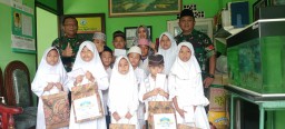 DANRAMIL 0816/16 WARU MEMBERIKAN SANTUNAN KEPADA ANAK YATIM