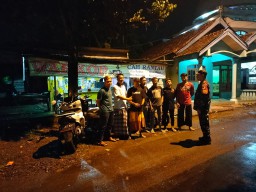 Babinsa Koramil 0816/07 Krembung melaksanakan kegiatan komsos dan patroli wilayah Desa Mojoruntut