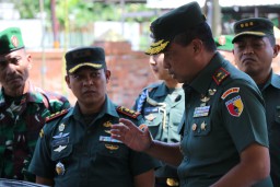 Dandim 0816/Sidoarjo dampingi Danrem 084/BJ meninjau makam auliya sesepuh ulama sono