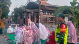 Babinsa Koramil 0816/12 Prambon melaksanakan pengamanan dan monitoring wilayah binaan