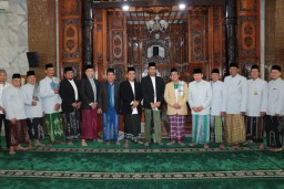 Dandim 0816/Sidoarjo Dampingi Bupati Sidoarjo Sholat Ied Bersama Masyarakat di Masjid Agung