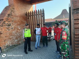 Jalan Sehat Perayaan HUT Kemerdekaan RI 17 Agustus 2023, dengan hadiah umroh Desa Kraton Kecamatan Krian Kabupaten Sidoarjo.